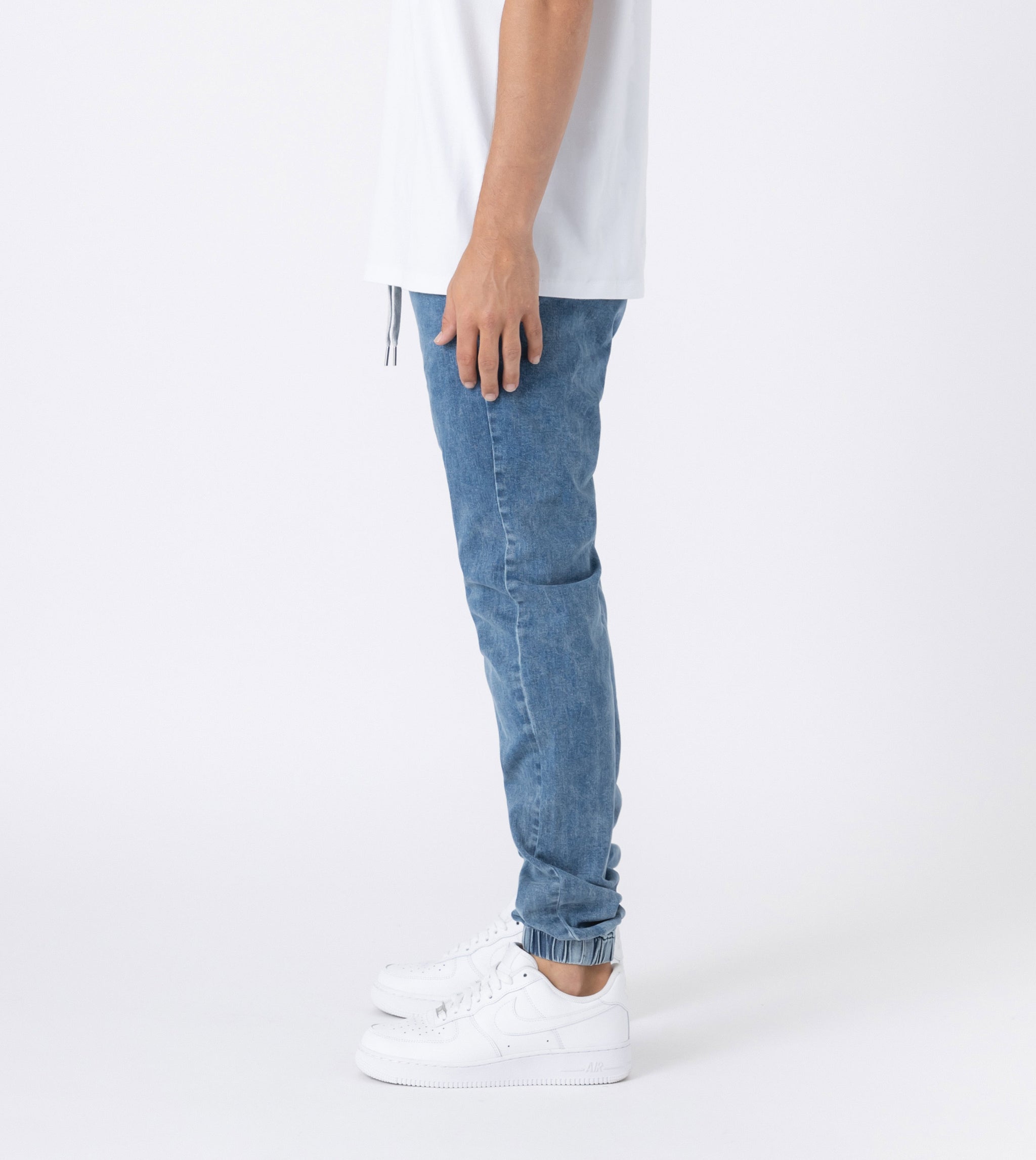 Store Zanerobe distressed denim joggers